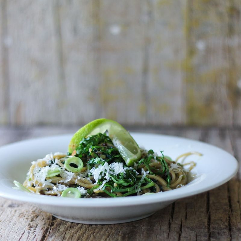 Vollkornspaghetti mit Knoblauch-Spinatsauce 