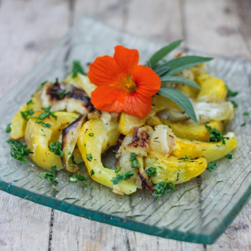 Ofenkürbis mit Apfel, Thymian und Weichkäse