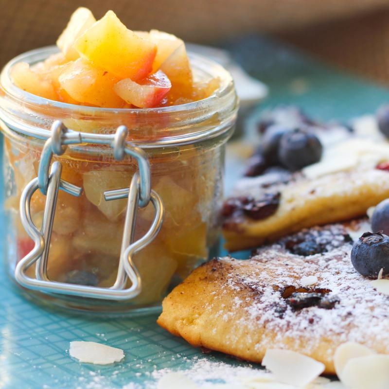 Heidelbeer Omelette mit Apfel-Topinamburkompott