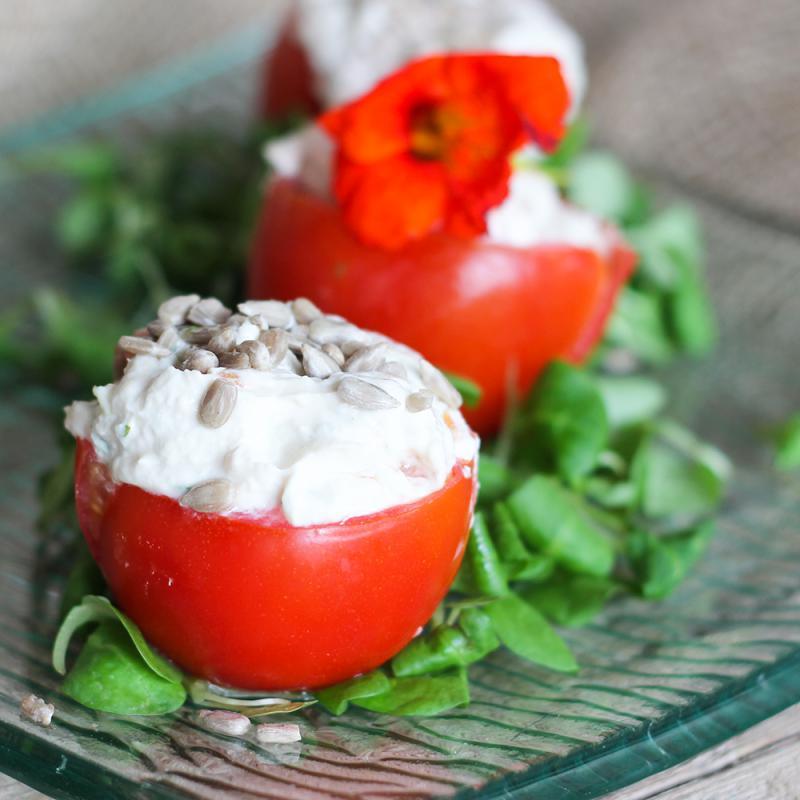 Gefüllte Tomaten mit Sonnenblumenkern-Nussmus
