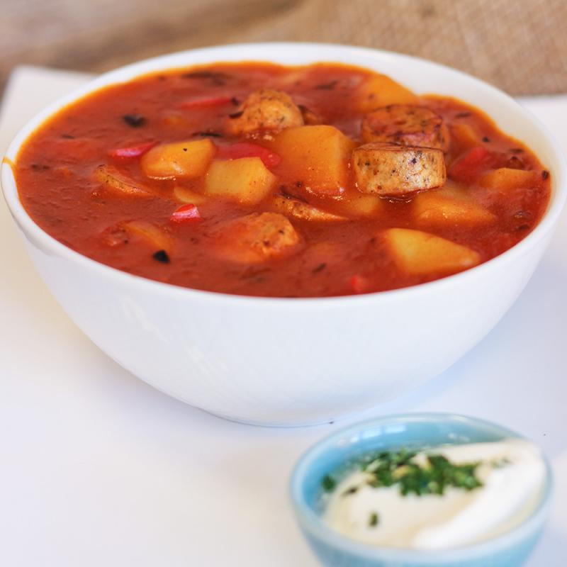 Fleischloses Erdäpfel-Würstelgulasch