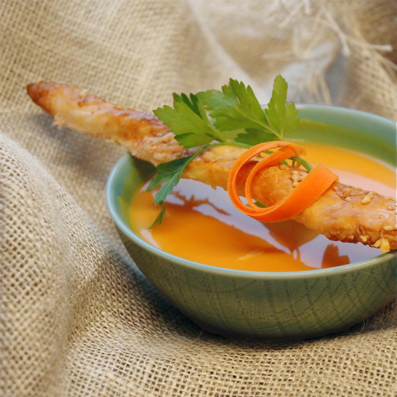 Karotten-Ingwer-Suppe mit Orangen und Knusperstangen