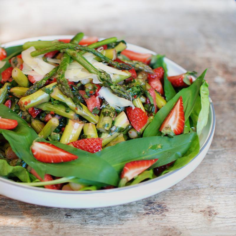 Grüner Spargelsalat mit Erdbeeren & Bärlauch