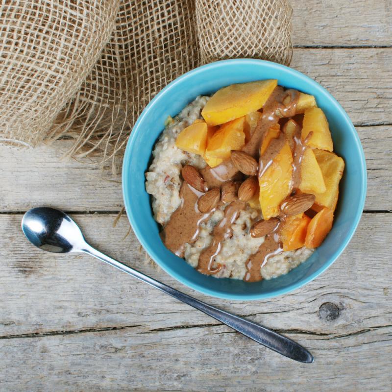 Dattel-Porridge mit gedünsteter Kaki