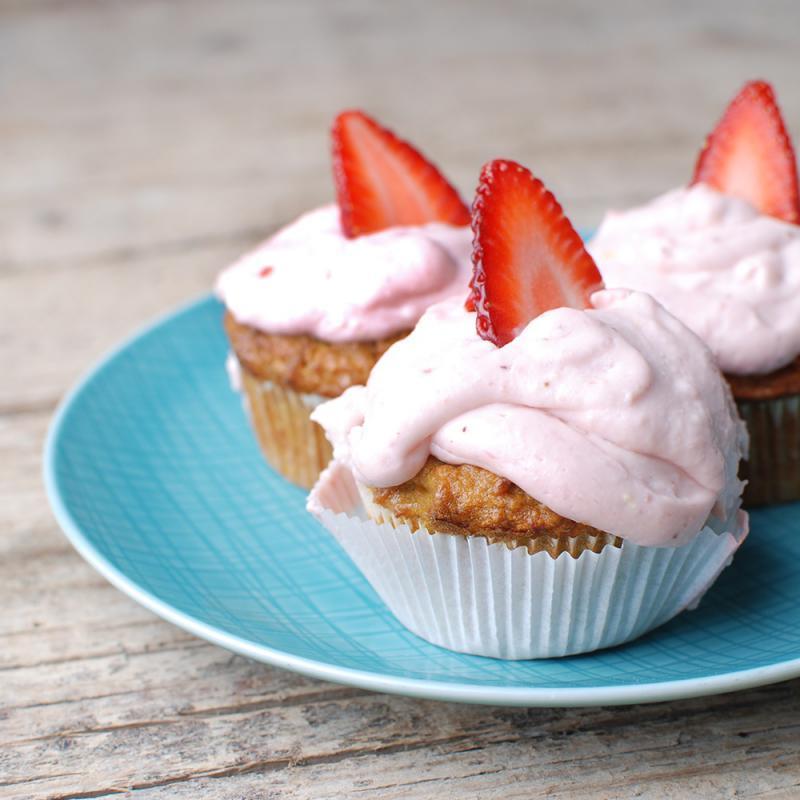 Karotten-Apfel-Cupcakes mit Erdbeer-Frischkäsetopping