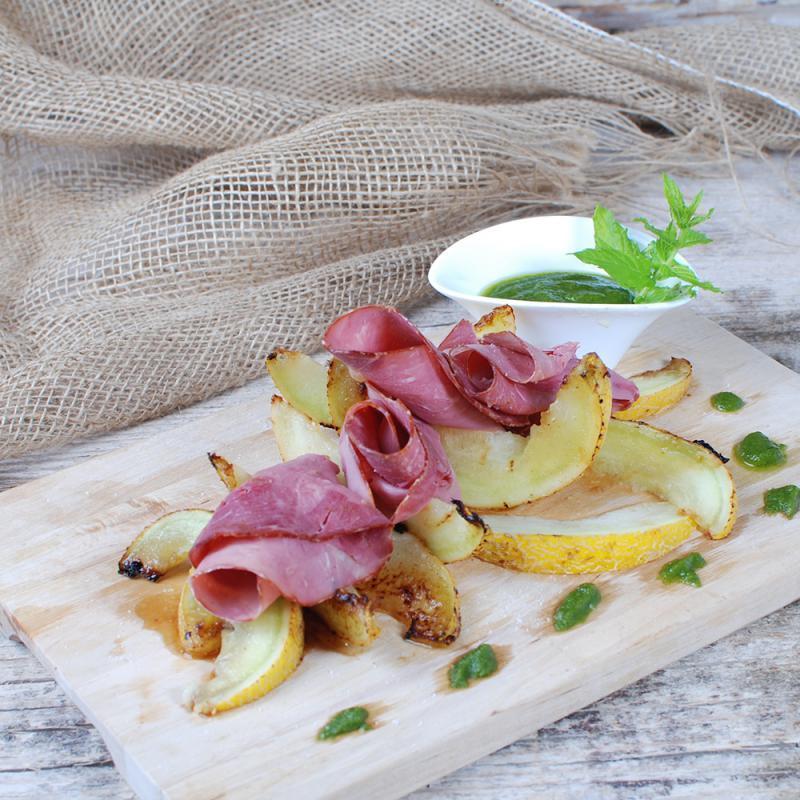 Grill-Melone mit Rinderspeck & Rucolapesto