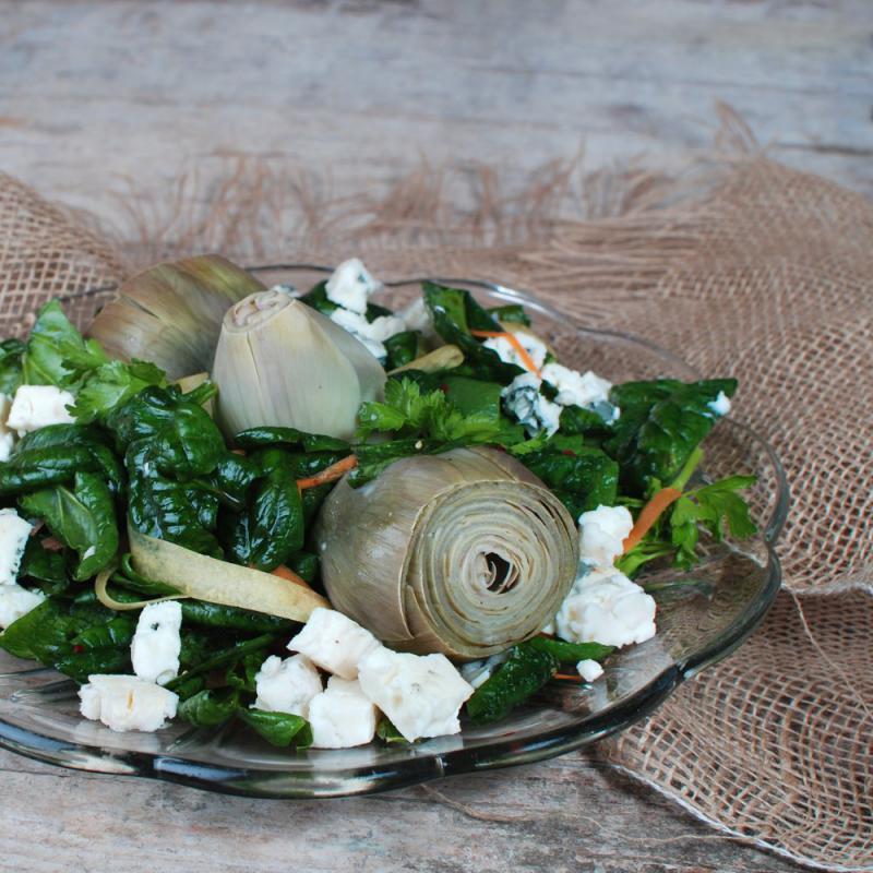 Artischocken mit Spinatsalat und Blauschimmelkäse 
