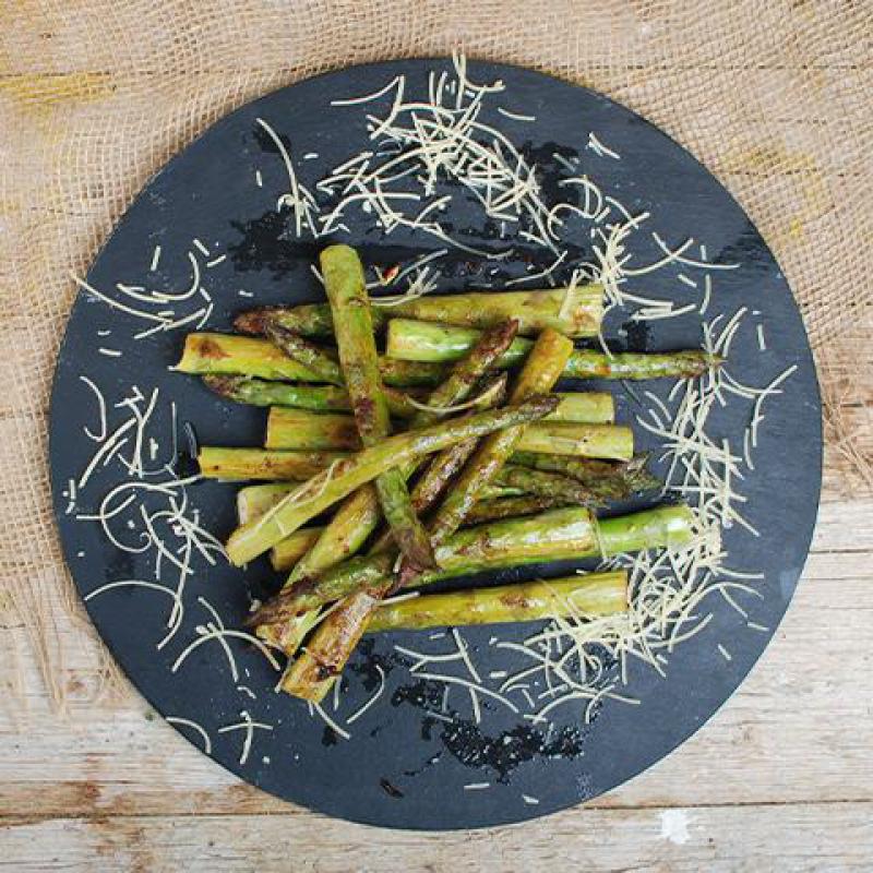 Gegrillter Spargel aus der Pfanne