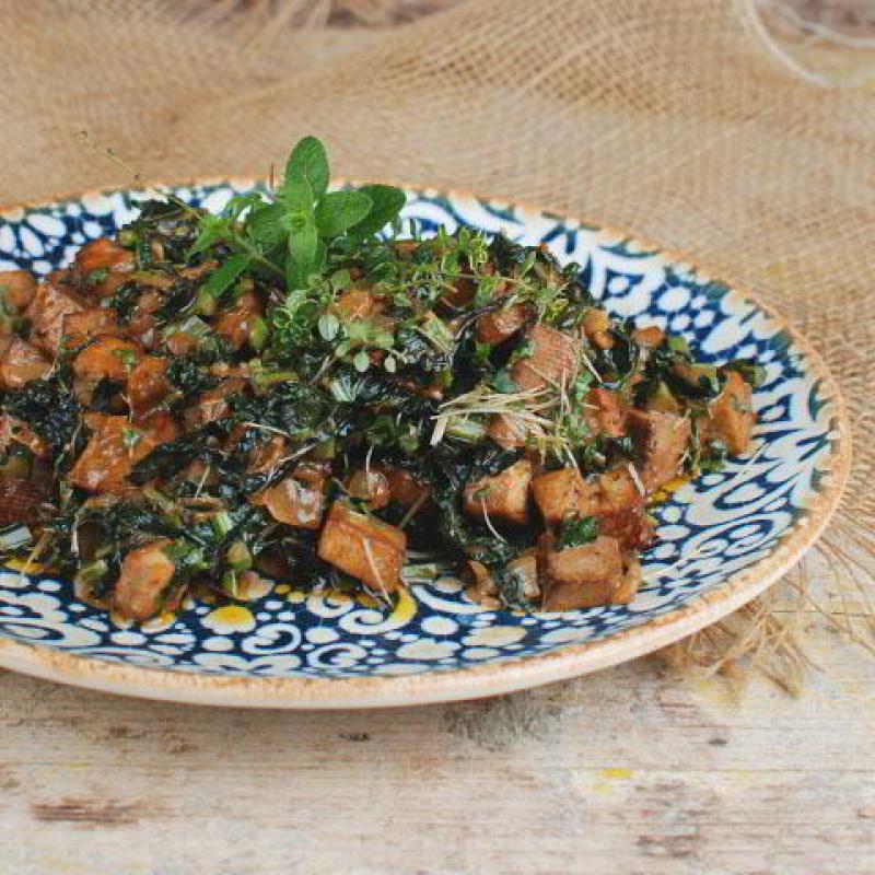 Schwarzkohl-Erdnuss-Curry mit Tofu