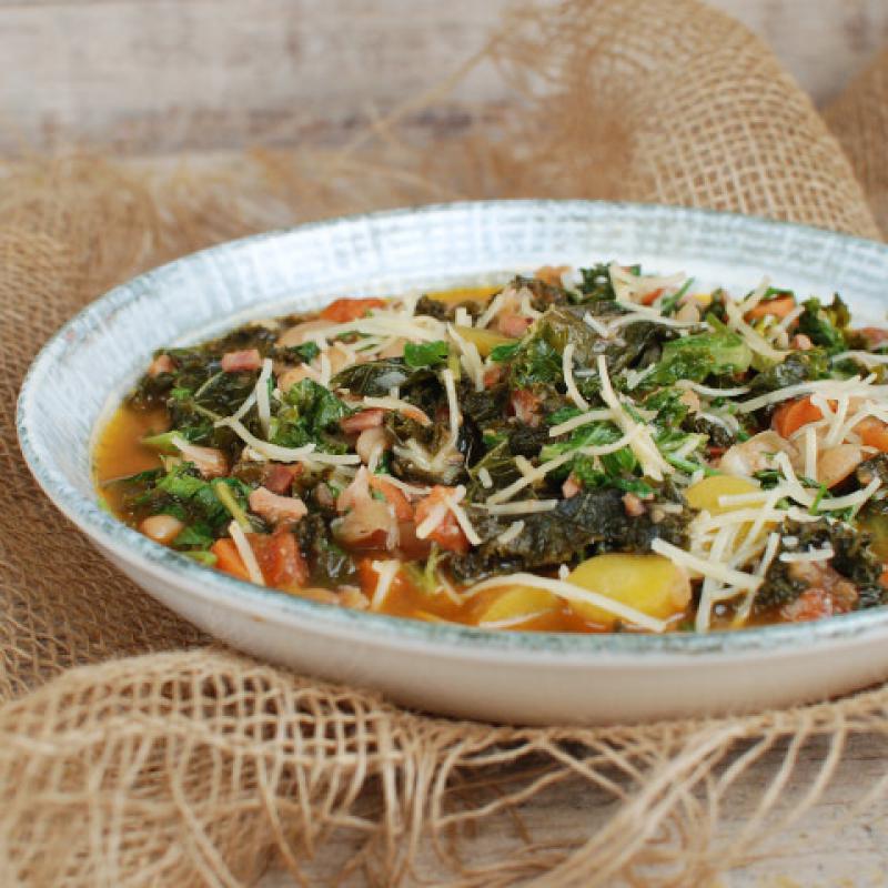 Italienische Bohnensuppe mit Grünkohl