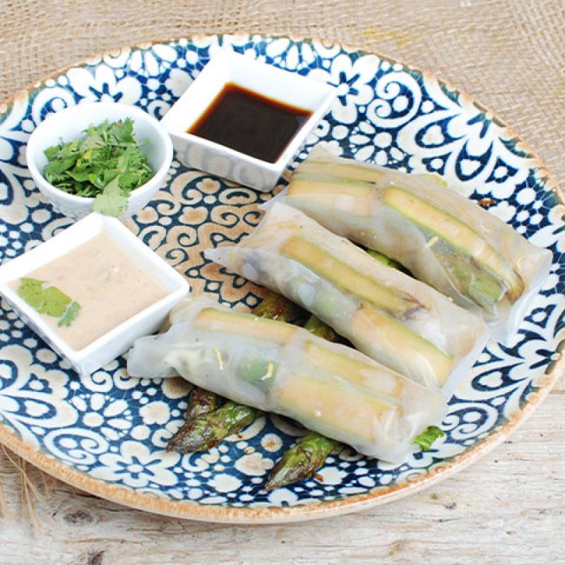Spargel-Sommerrollen mit Erdnusssauce 