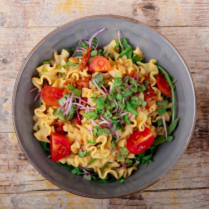 Mediterraner Nudelsalat