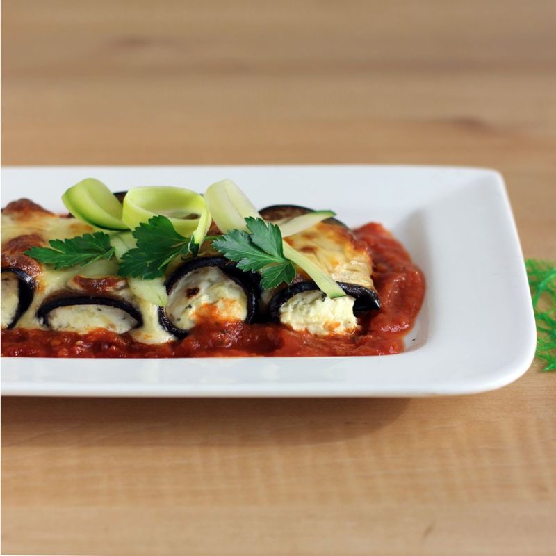 Gratinierte Melanzani-Röllchen mit Topfen-Feta-Fülle