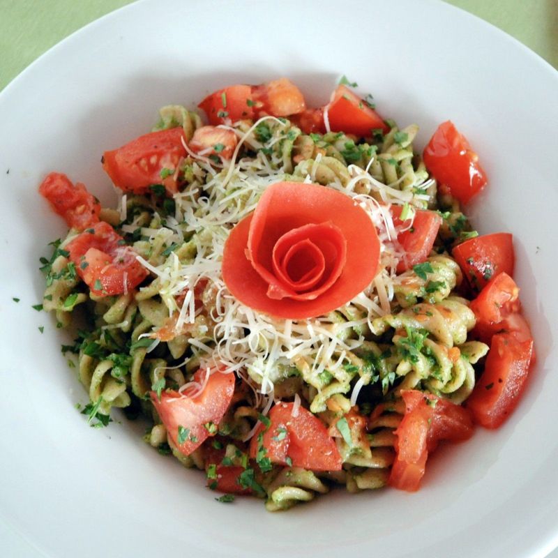 Vollkornpasta mit Rucola-Tomaten-Pesto
