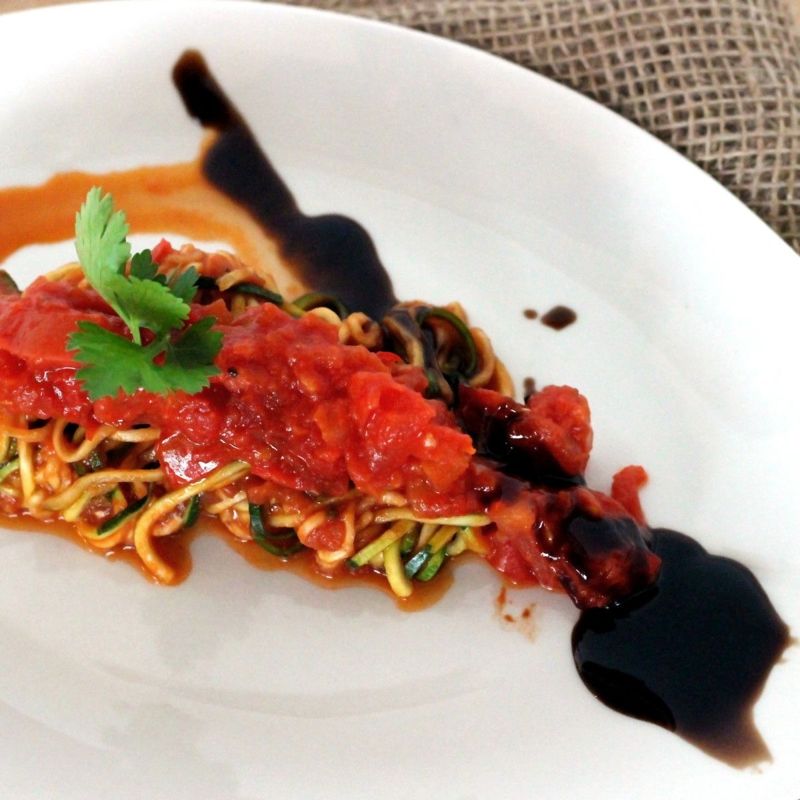 Zucchini-Nudeln mit schneller Arrabiata-Tomatensoße